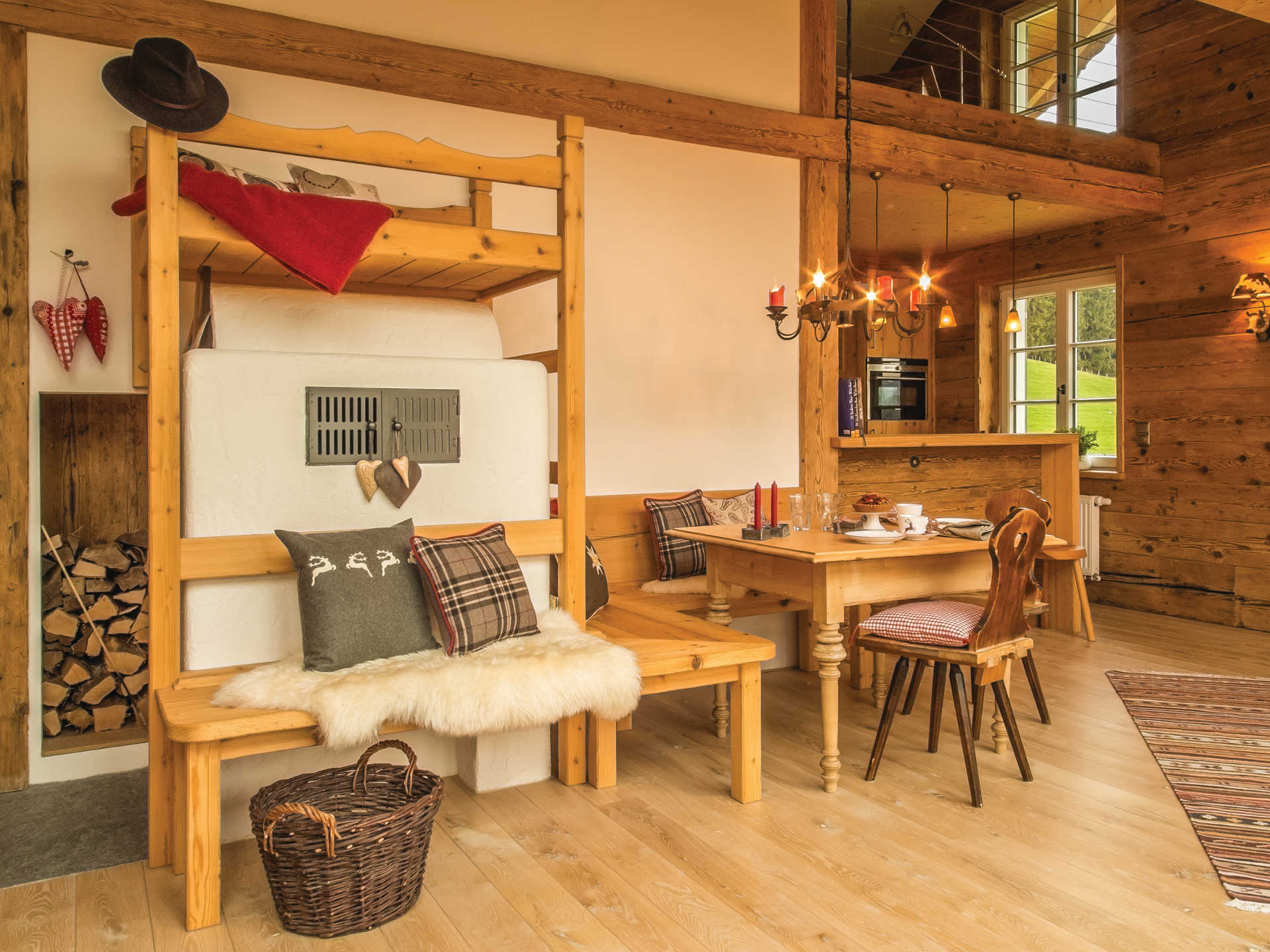 Ein Wohnzimmer mit Etagenbett und Tisch und Stühlen