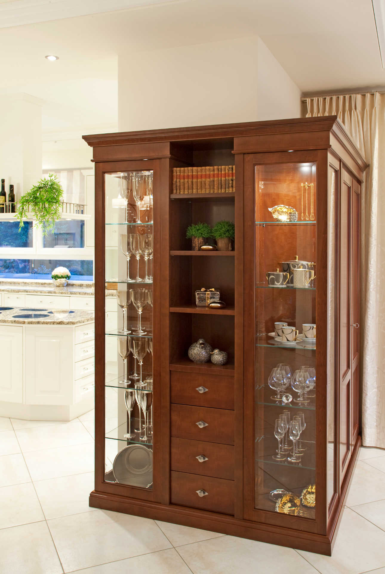 Ein großer Holzschrank mit Glastüren und Schubladen