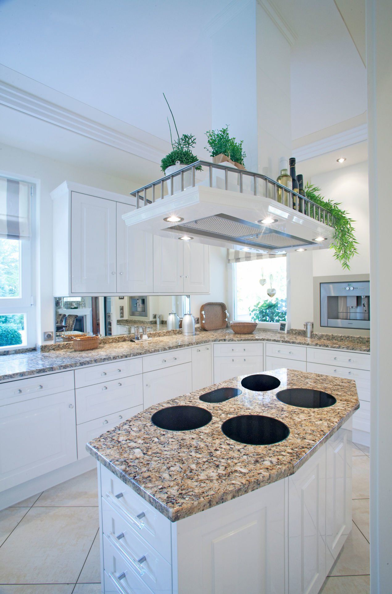 Eine Küche mit Granitarbeitsplatten und weißen Schränken