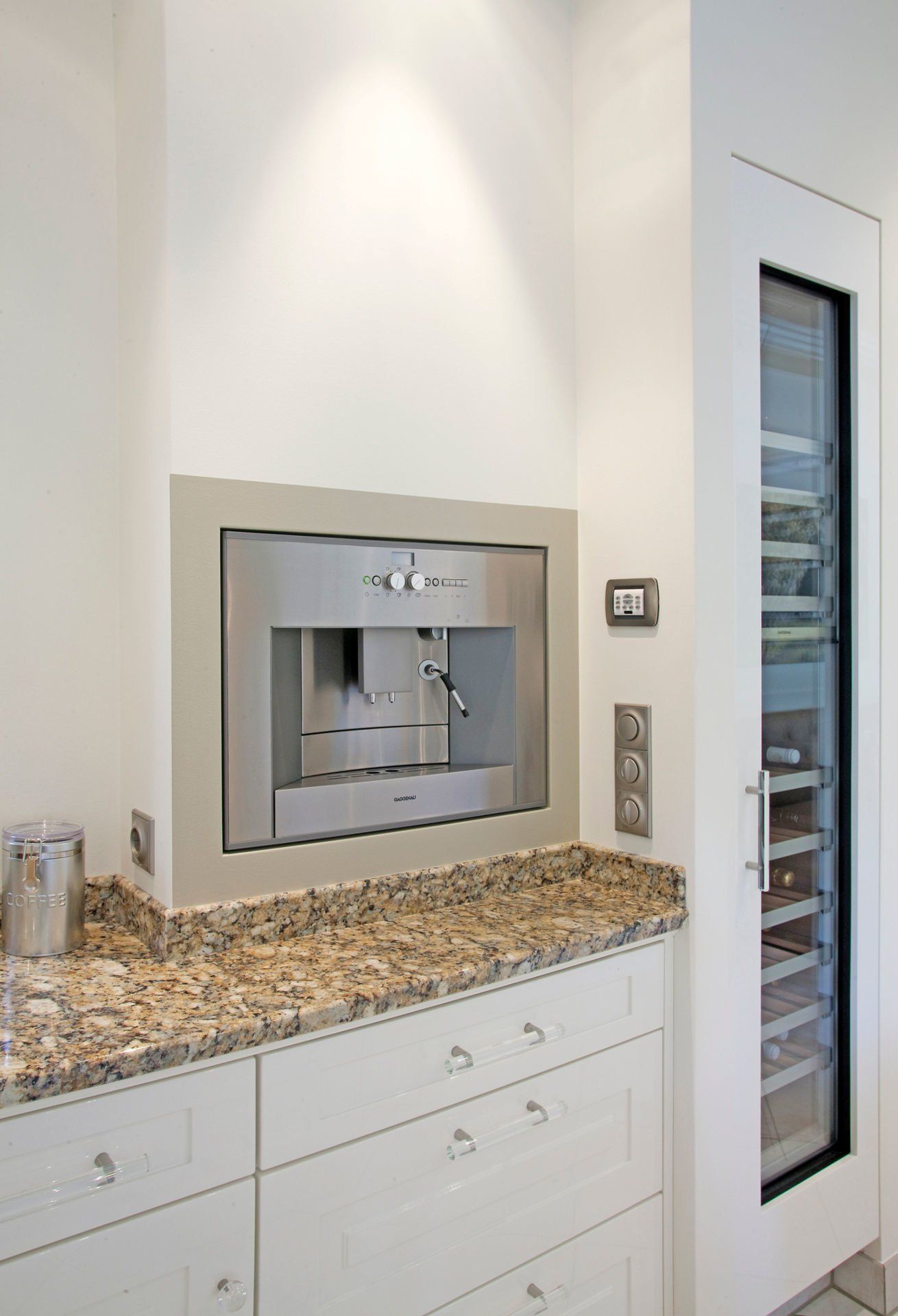 Eine Küche mit Kaffeemaschine und Weinkühler
