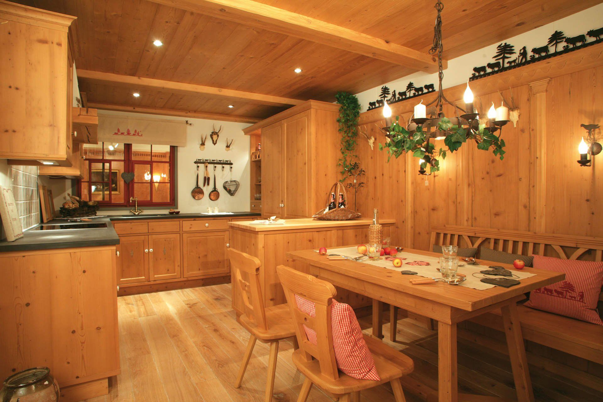 Eine Küche mit Holzschränken und einem Tisch und Stühlen