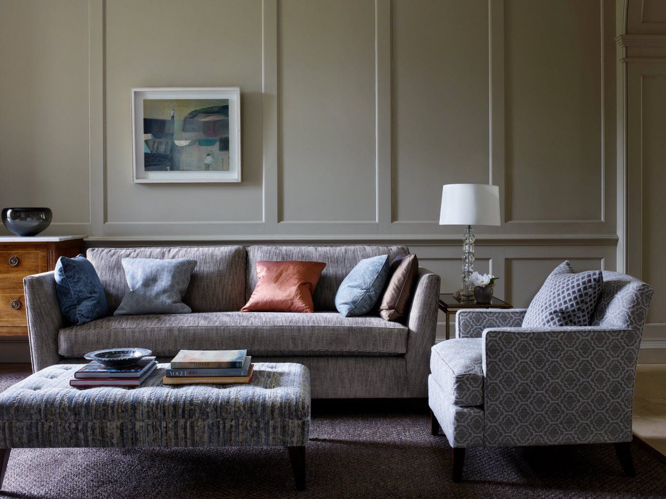 Ein Wohnzimmer mit Couch, Sessel und Ottomane