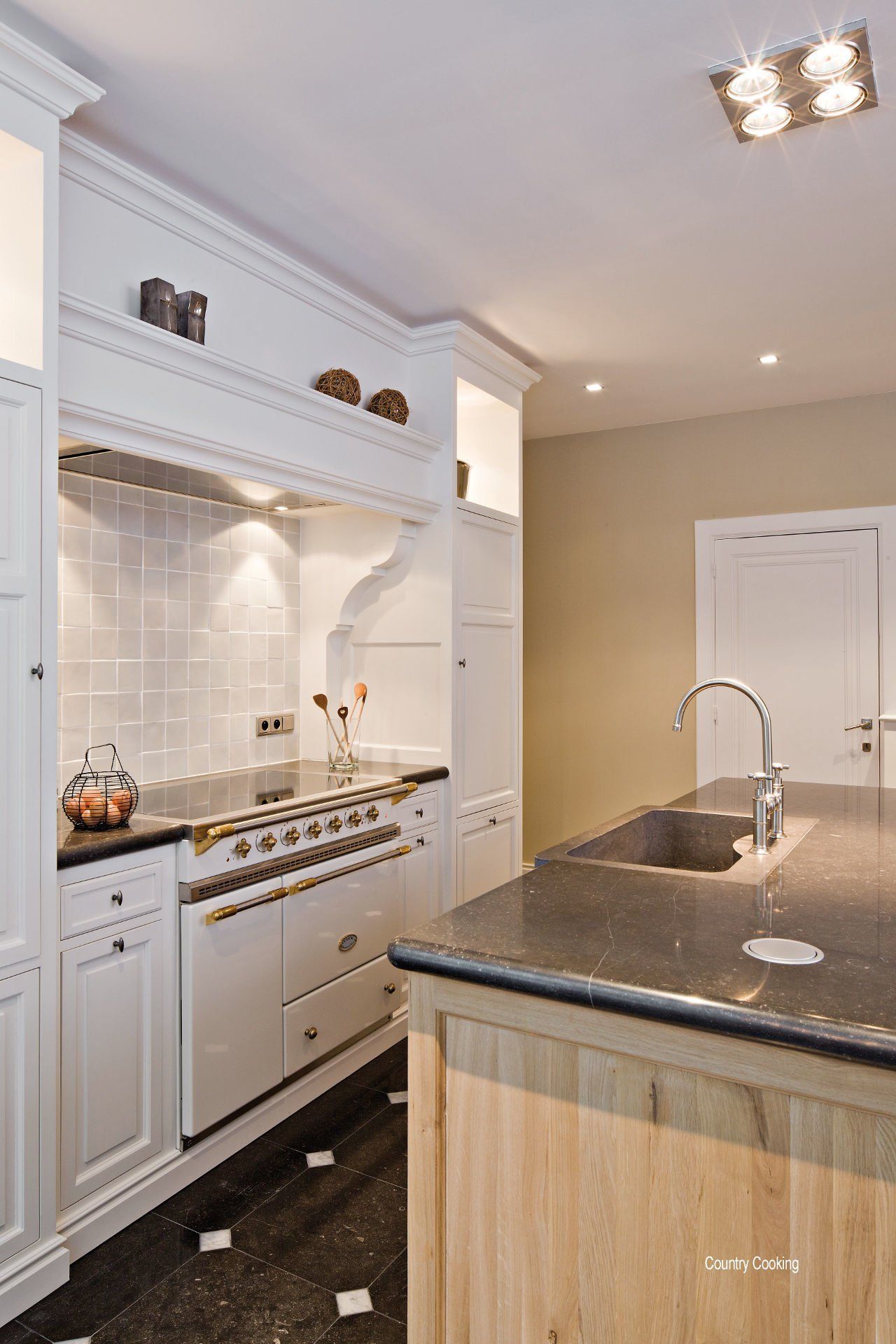 Eine Küche mit weißen Schränken, einer Spüle und einem Herd.