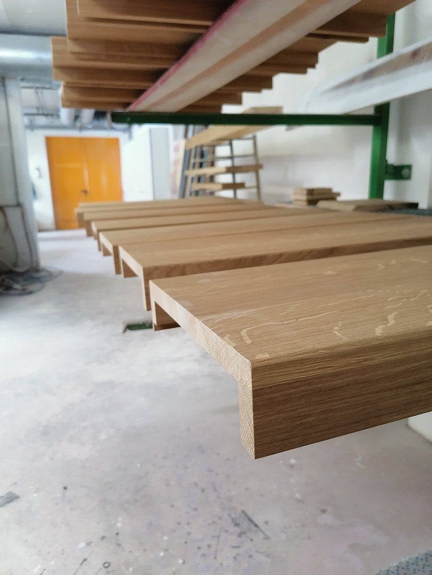 Eine Reihe von Holzregalen sind in einem Raum aufgereiht