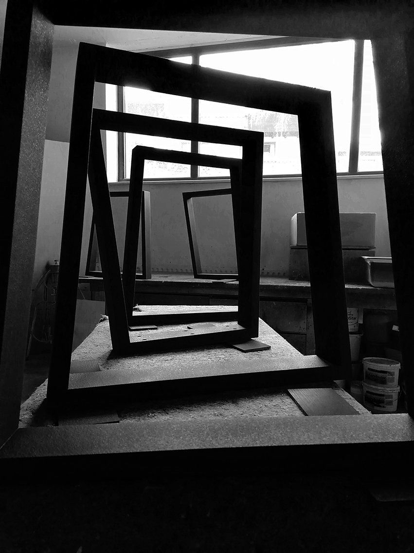 Ein Schwarzweißfoto einer Skulptur in einem Raum