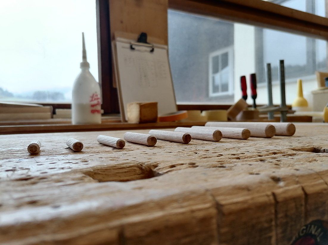 Eine Flasche Klebstoff steht auf einem Holztisch