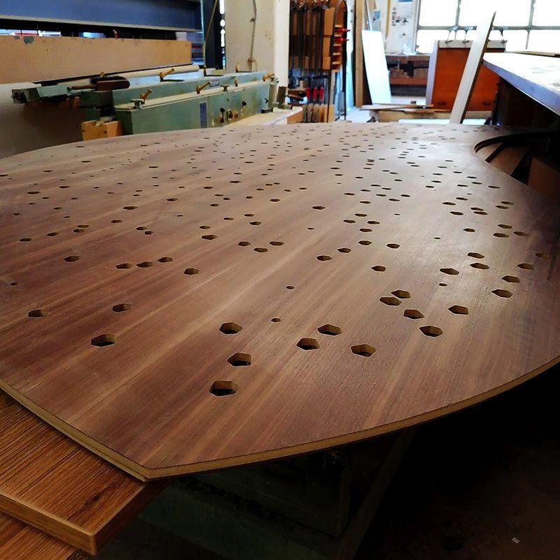 Ein großes Stück Holz mit Löchern darin