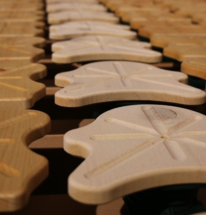 Eine Reihe von Holzstücken in Form eines Seesterns