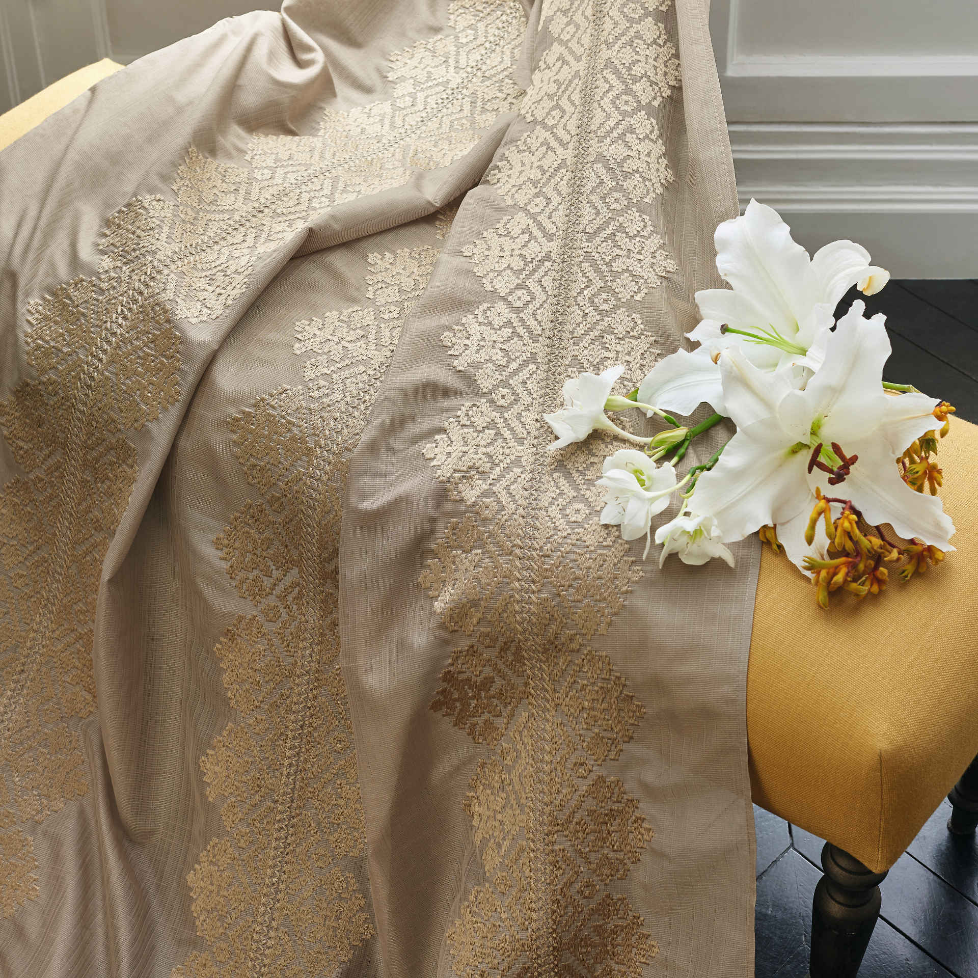 Ein Stuhl mit einer Decke und Blumen darauf