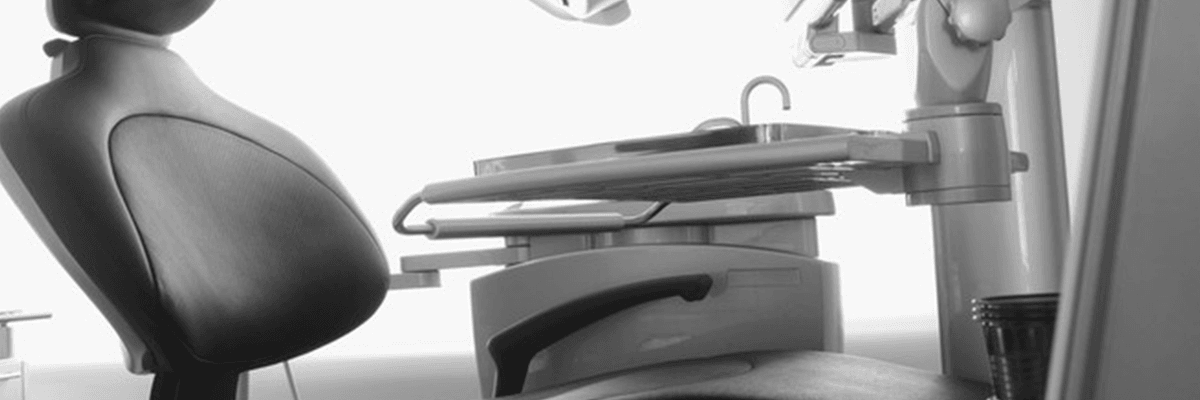 Zahnarztstuhl und Ausrüstung in einer Zahnarztpraxis.