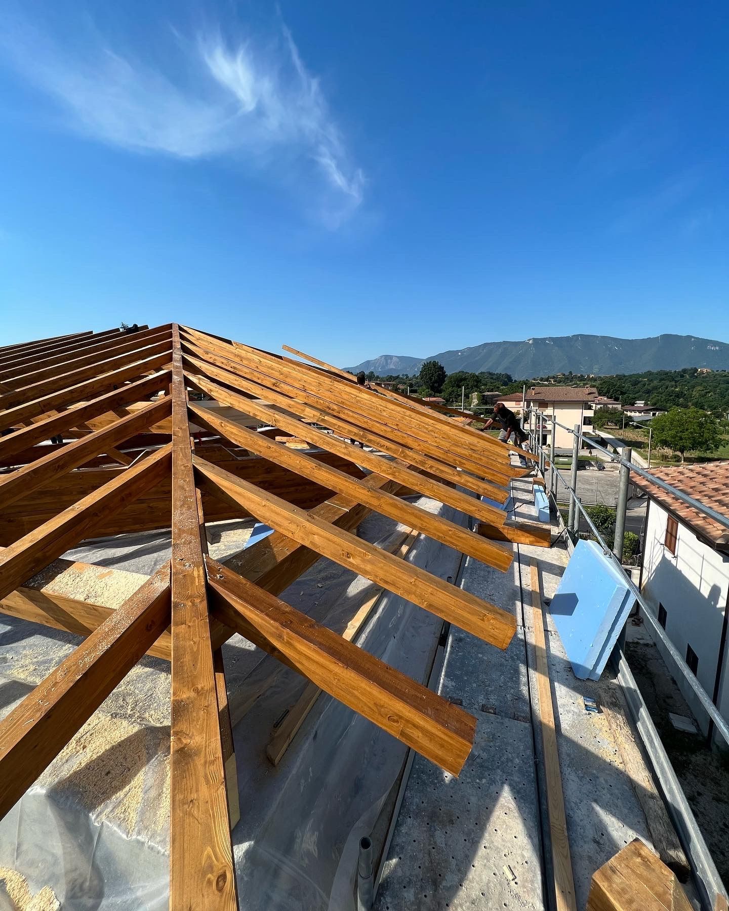 un tetto in legno in costruzione 