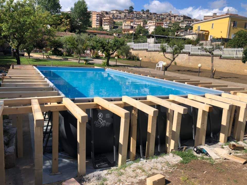 costruzione di una grande piscina