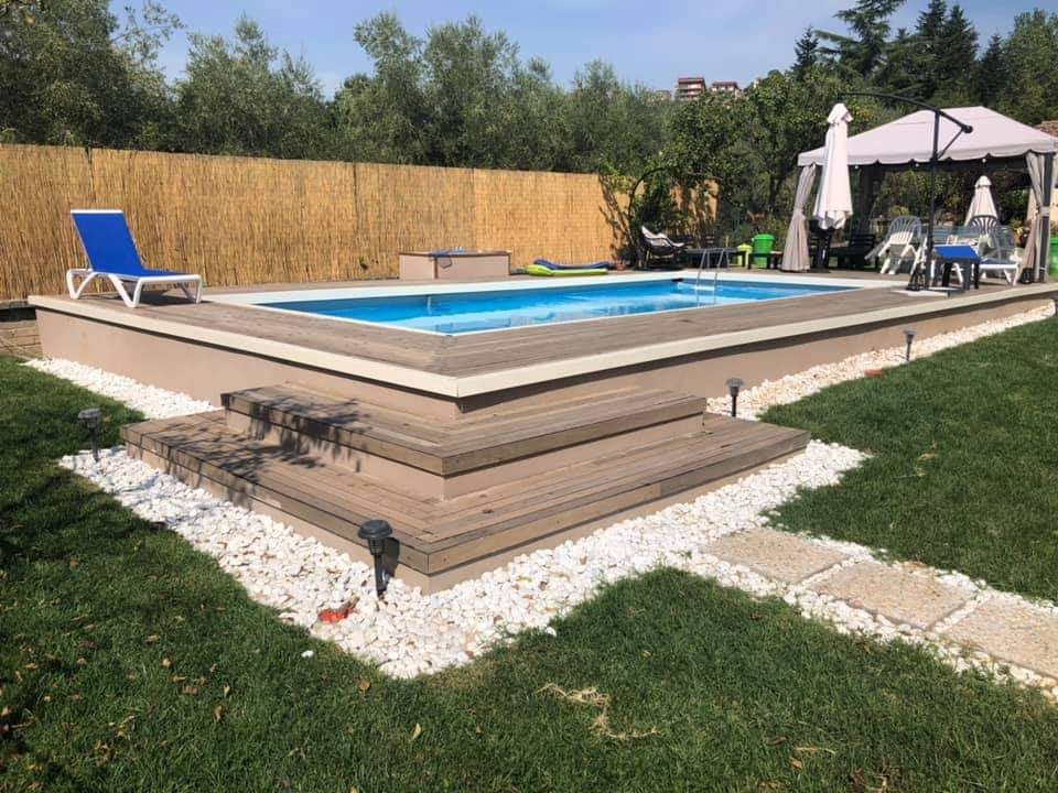 una grande piscina