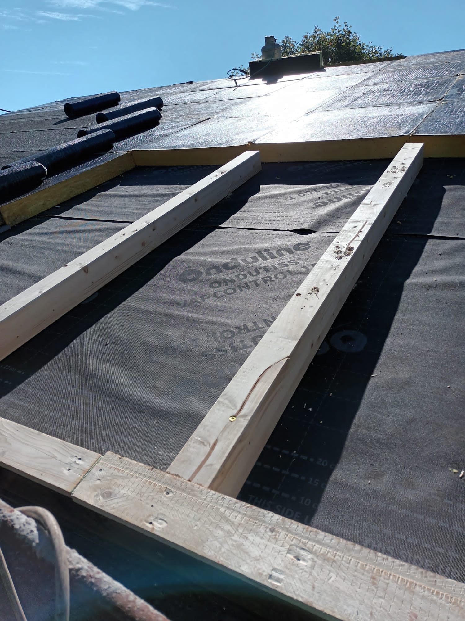 un primo piano di un tetto con travi di legno su di esso