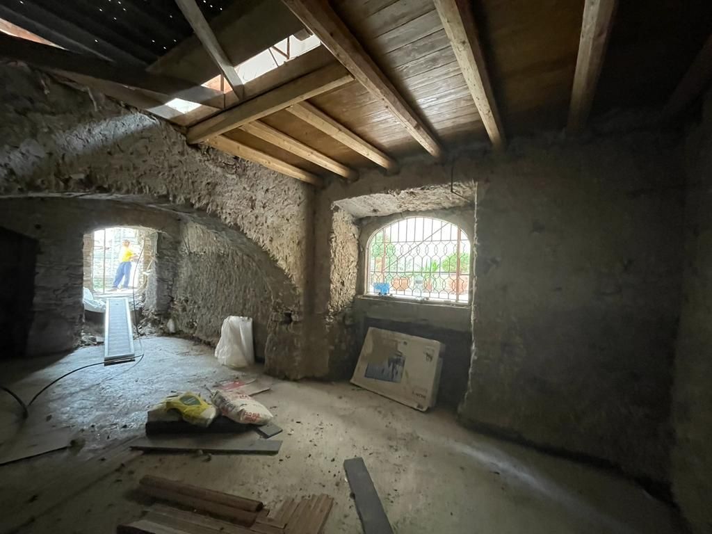 una stanza con un soffitto in legno e una finestra
