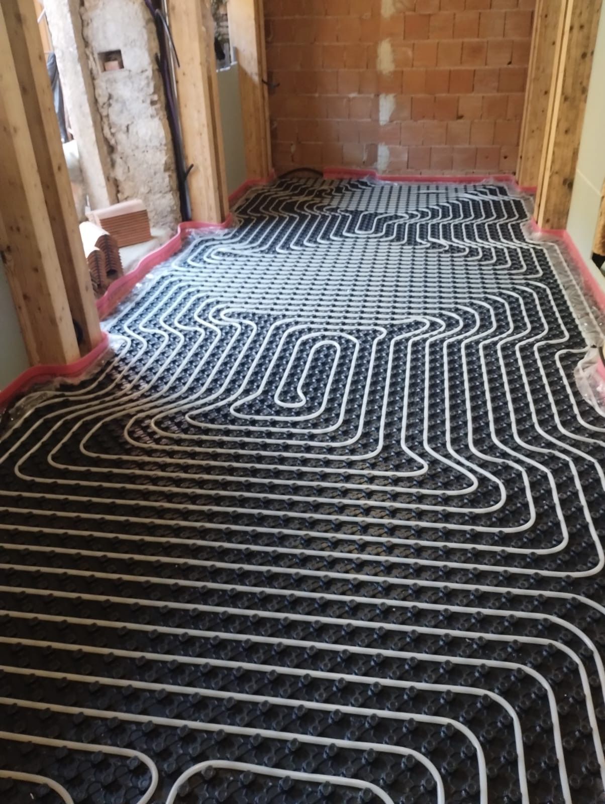 un primo piano di un pavimento  e impianto di riscaldamento