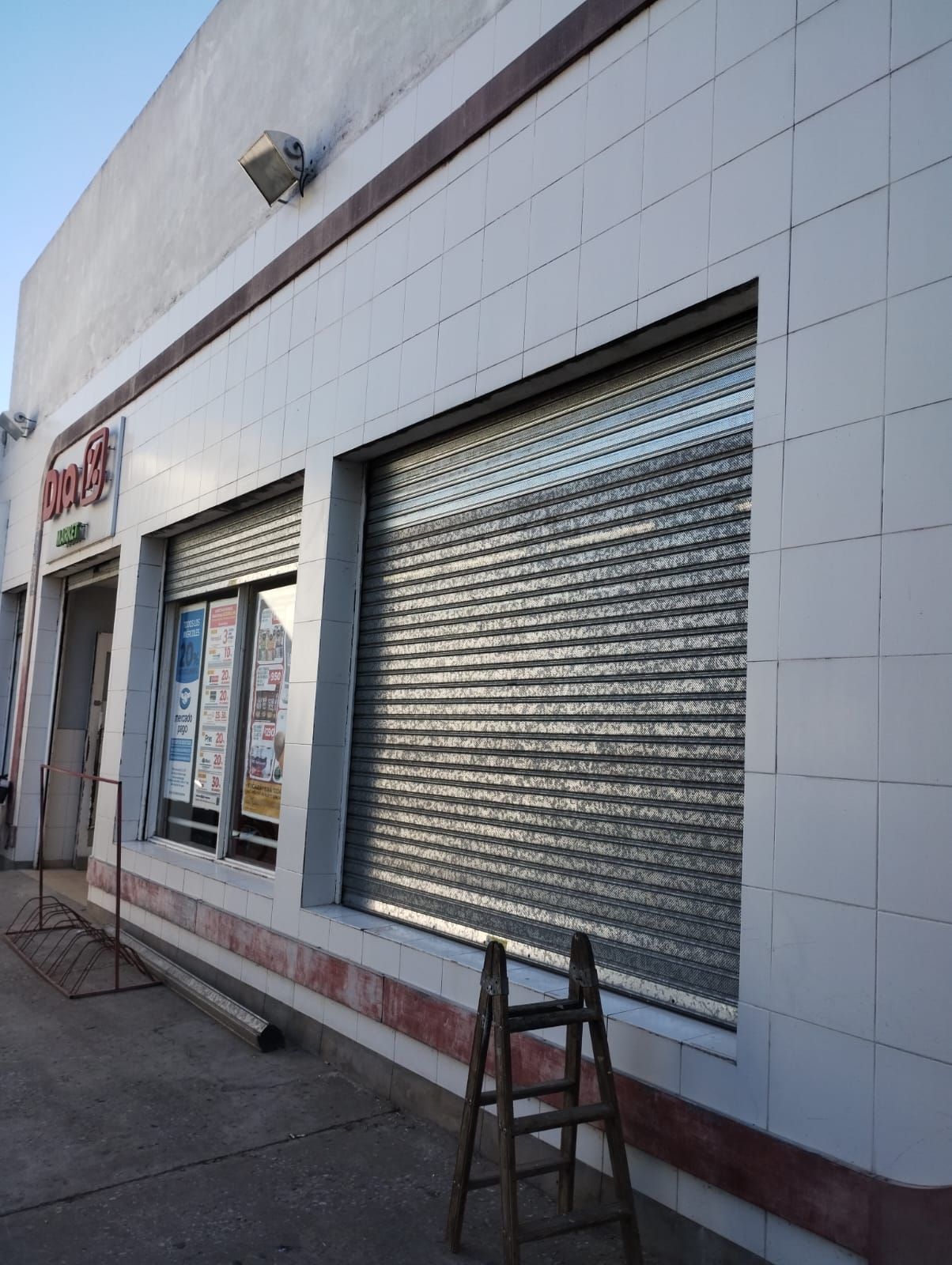 Un escaparate con una escalera delante