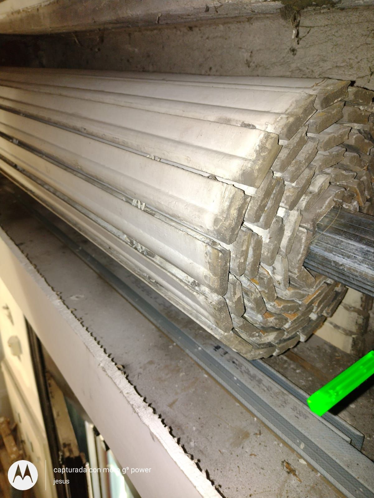 Un primer plano de una persiana sucia en una ventana.