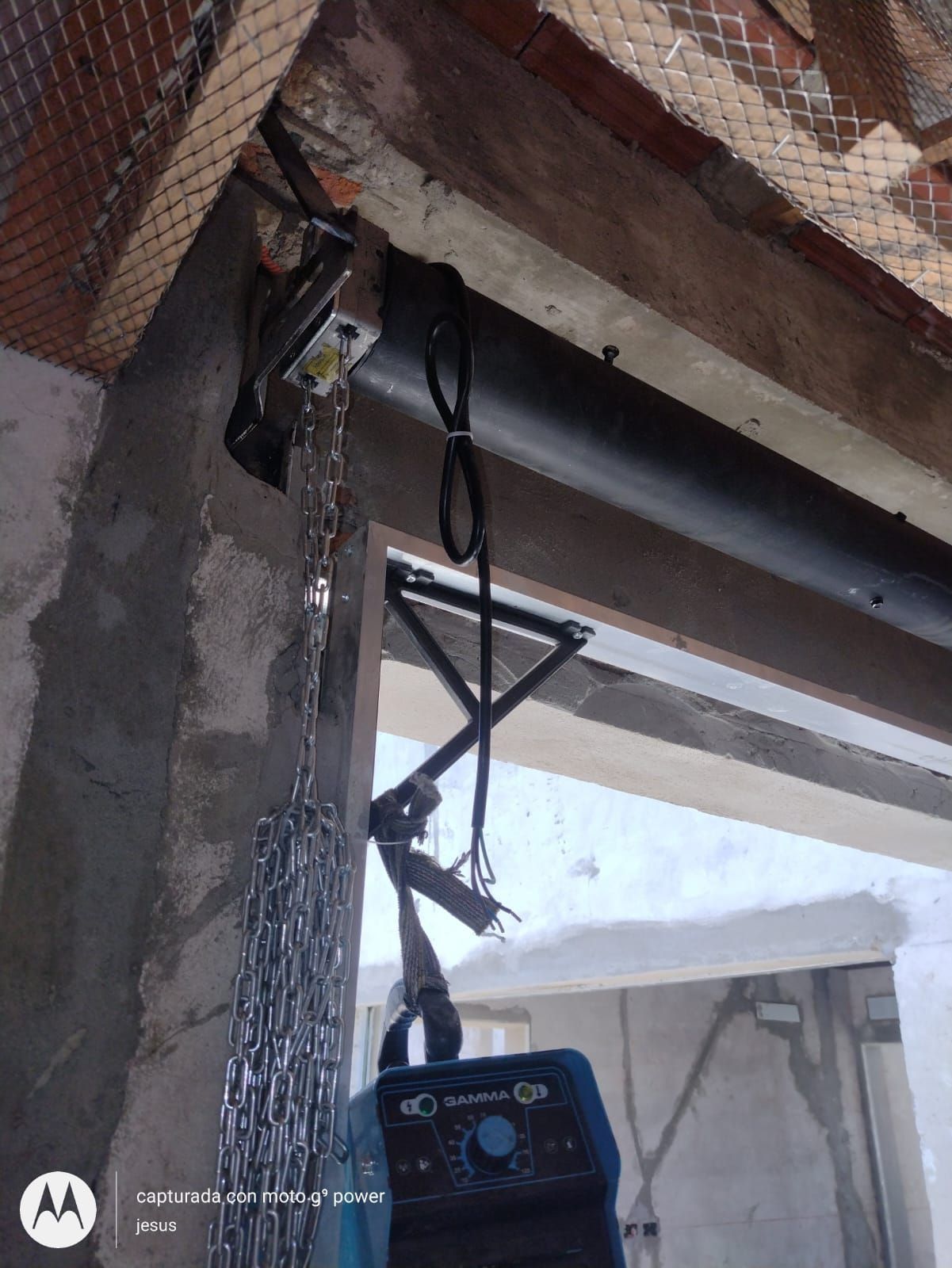 Una máquina cuelga del techo de un edificio.