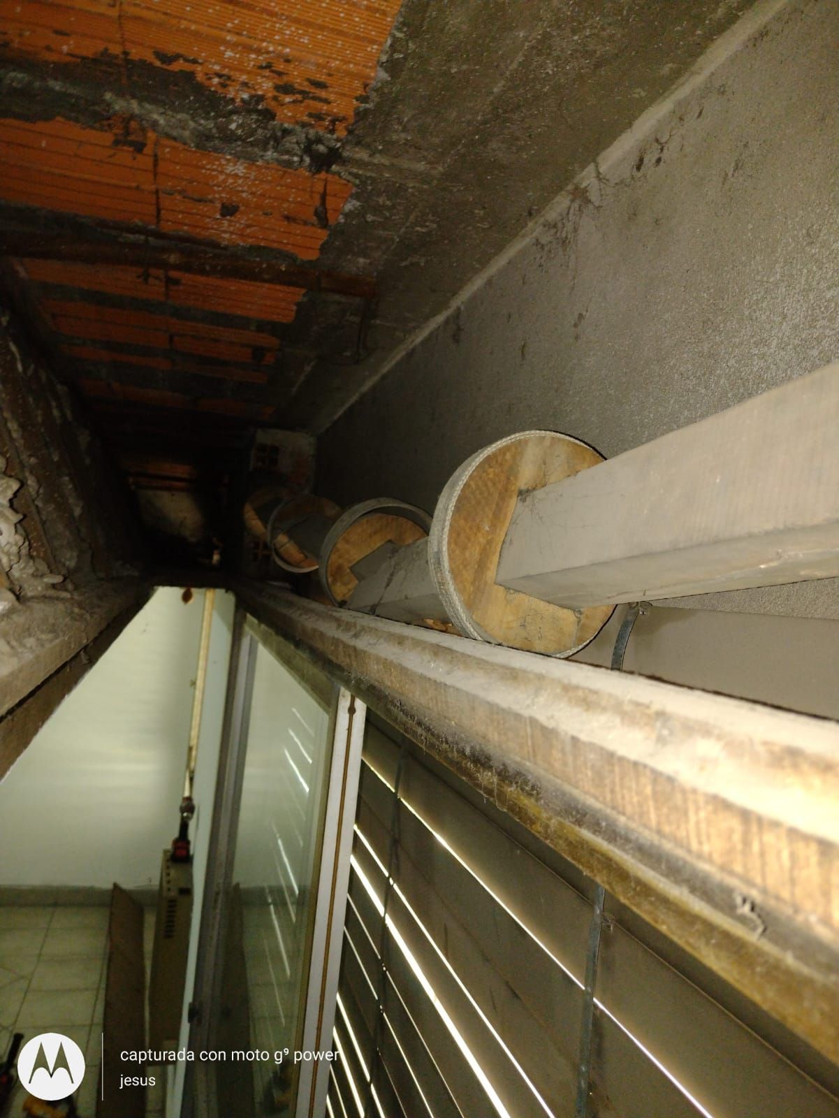 Un primer plano de una tubería colgando del techo de un edificio.