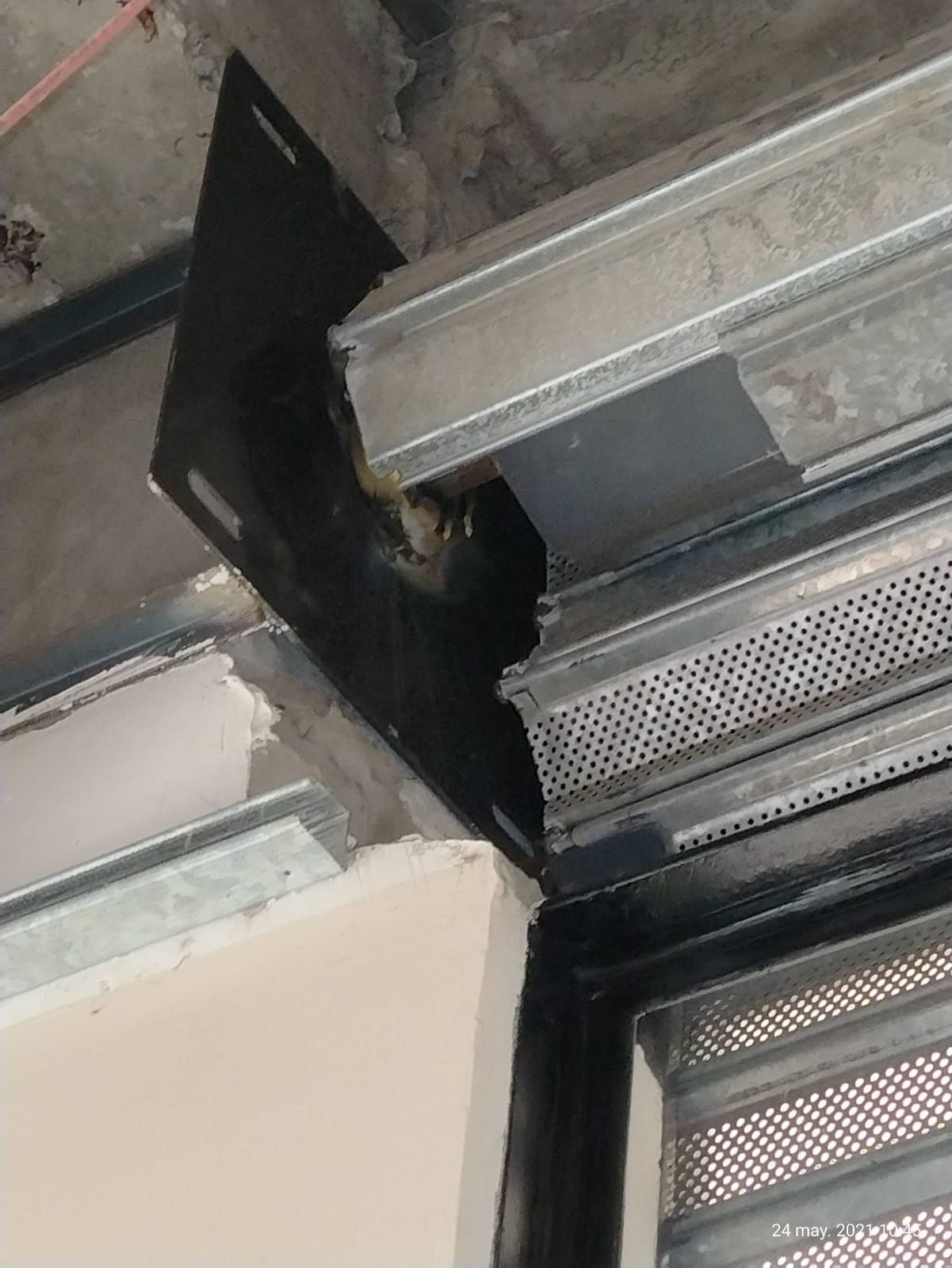 Un primer plano de una estructura metálica en una habitación.