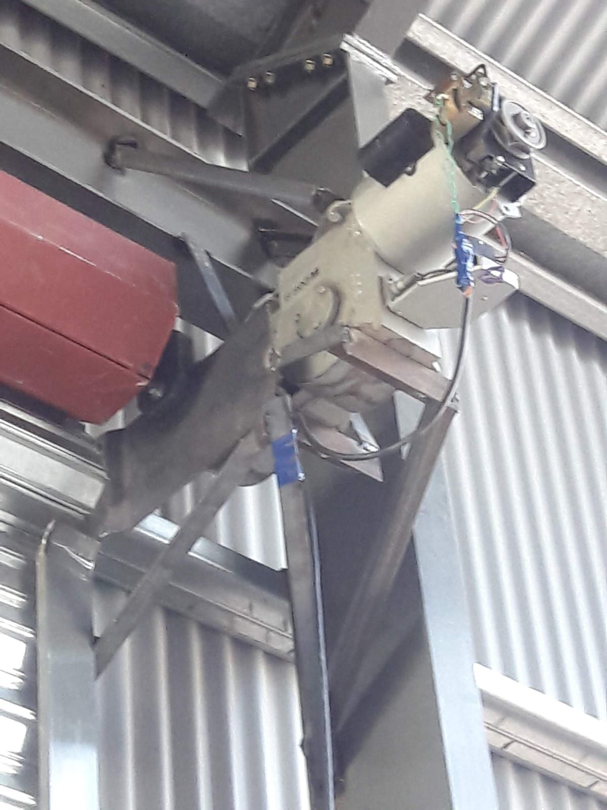 Un primer plano de un objeto de metal colocado encima de una pared de ladrillos.