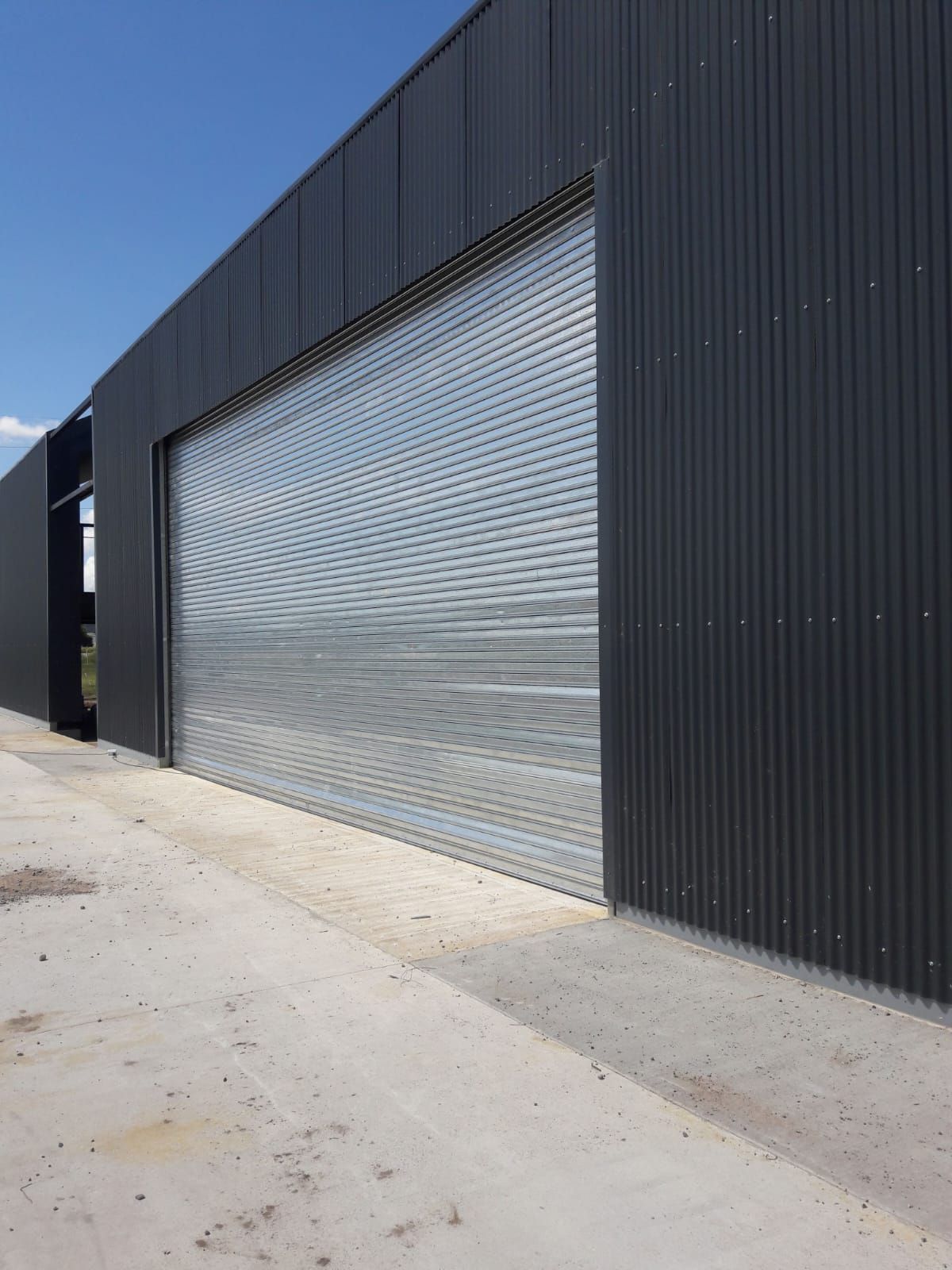 Un primer plano de un interruptor de luz en una pared en una habitación oscura.