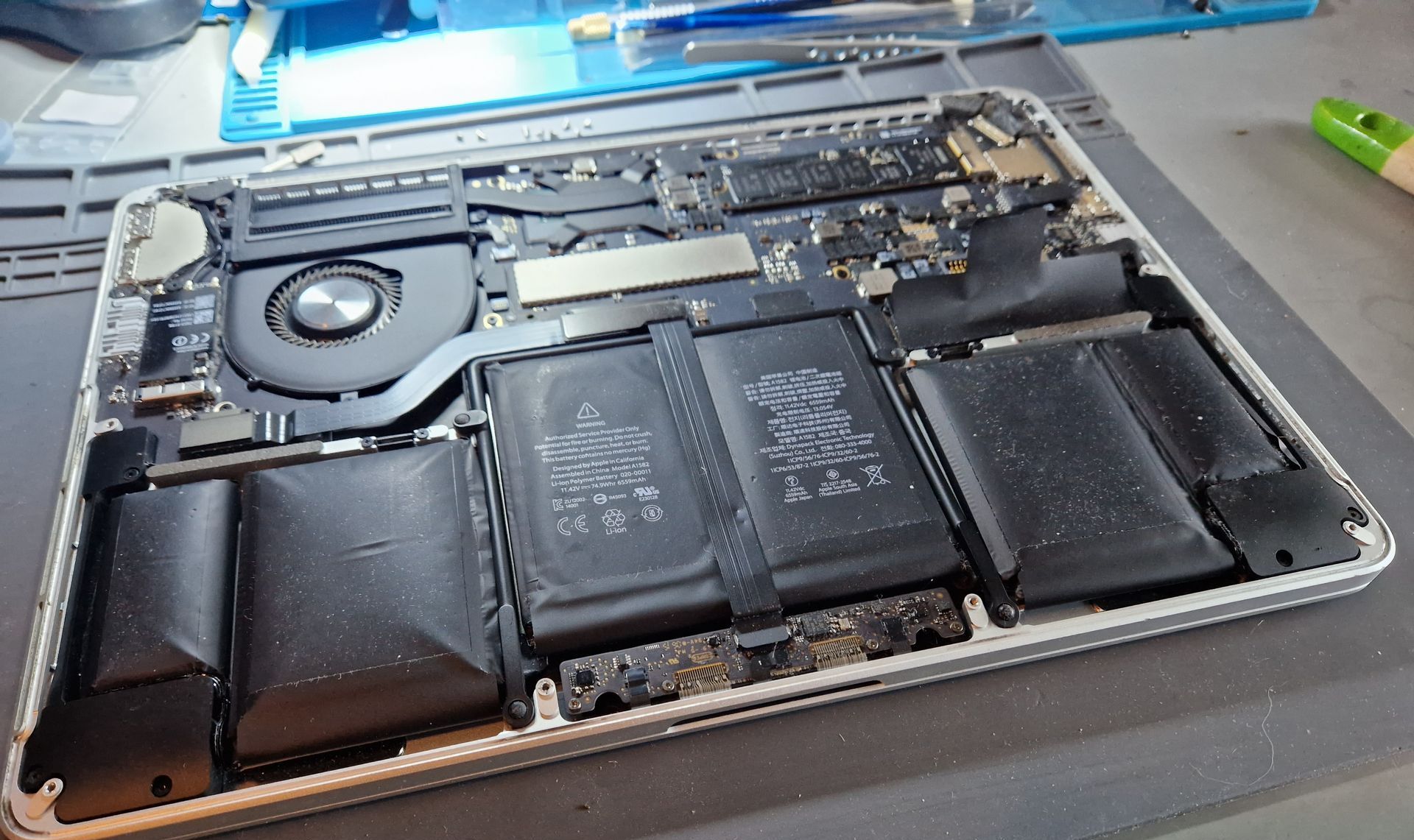 Opgezwolle macbook batterij