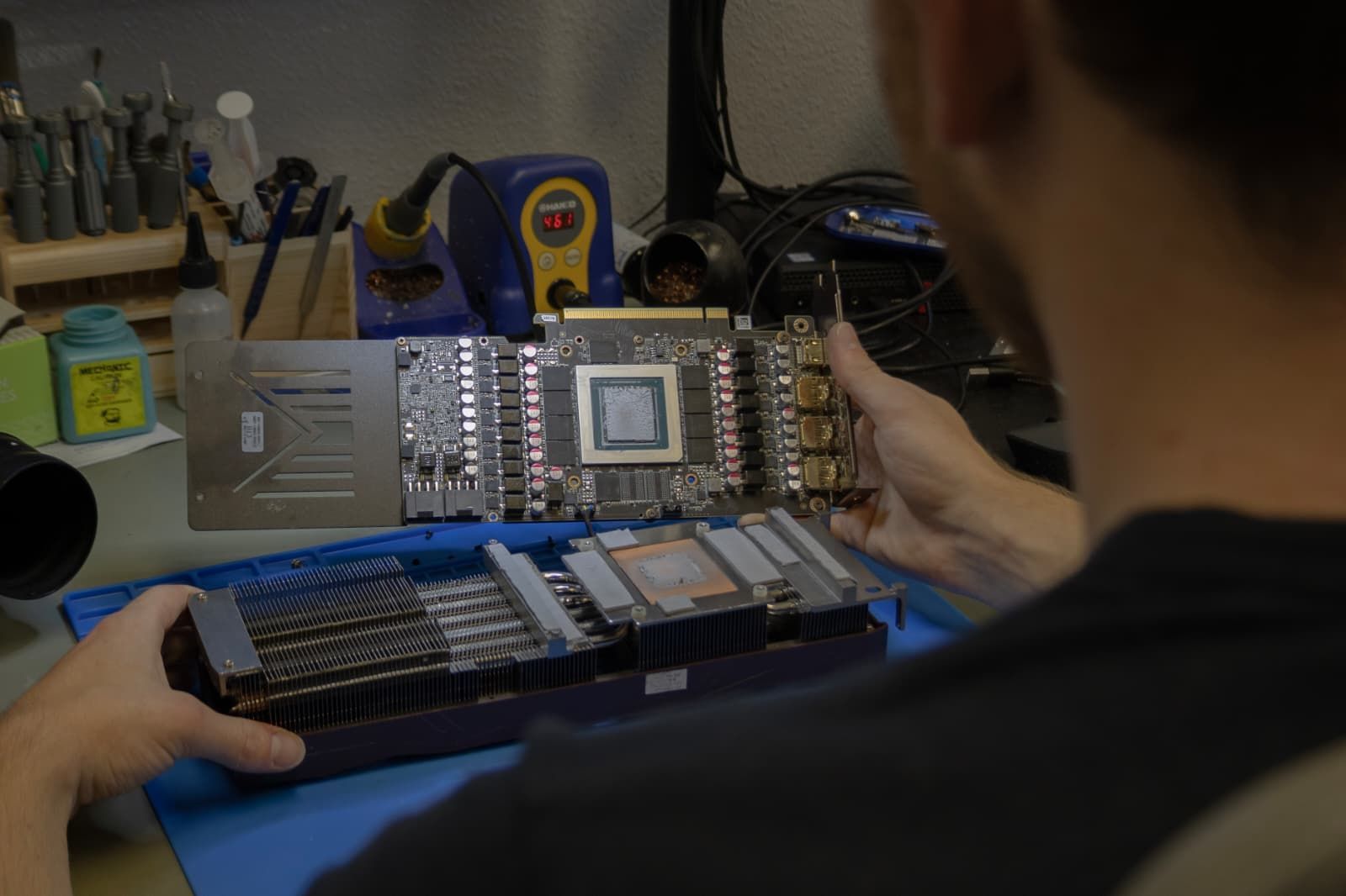 Jari Oostvogels repareert een NVIDIA GeForce RTX 3080 videokaart