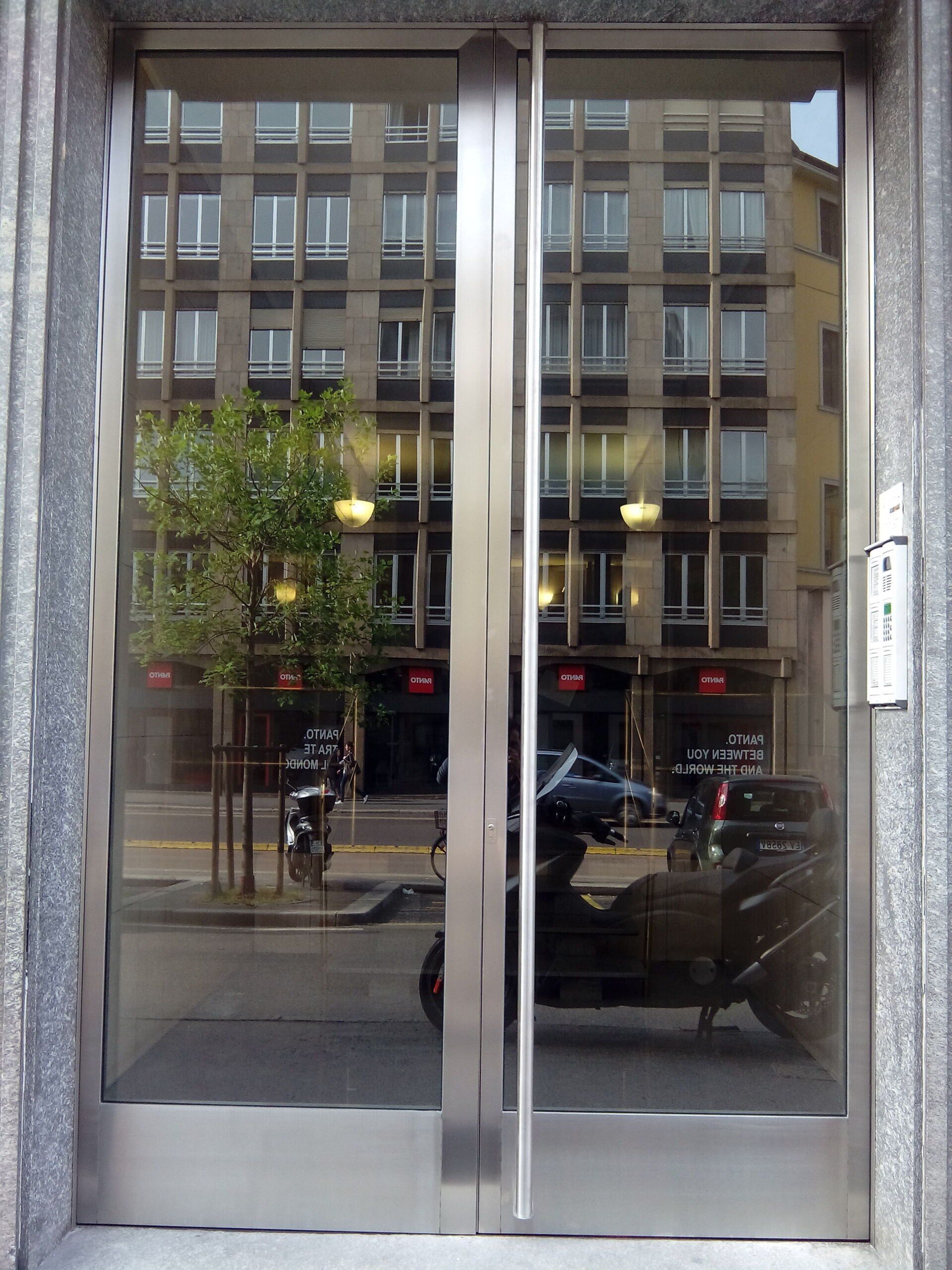 portone Via Santa Sofia fronte