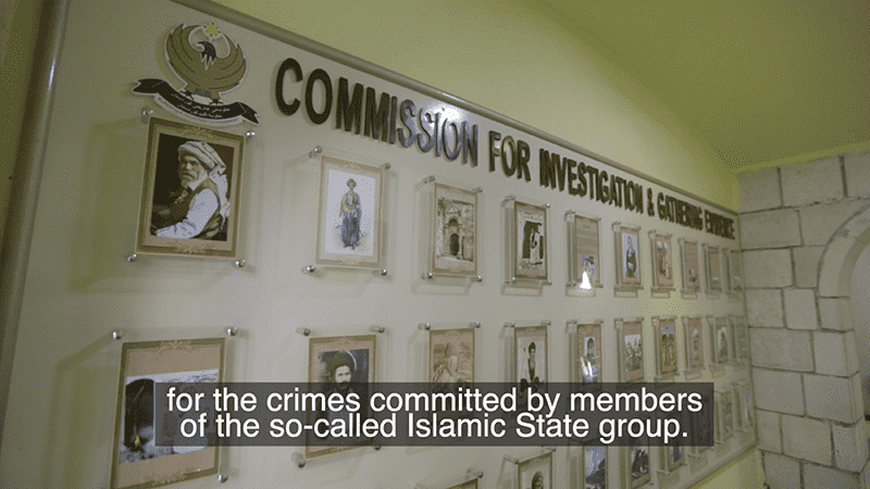 صورة تظهر ضحايا الإبادة الإيزيدية على الجدار في مكتب هيئة التحقيق