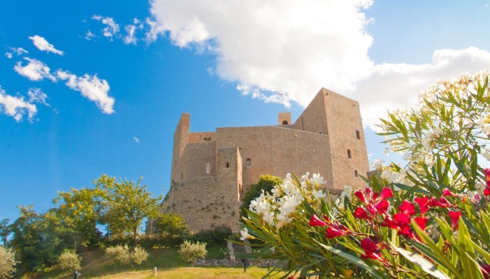 castello su itinerario per biciclette elettriche vicino Riccione