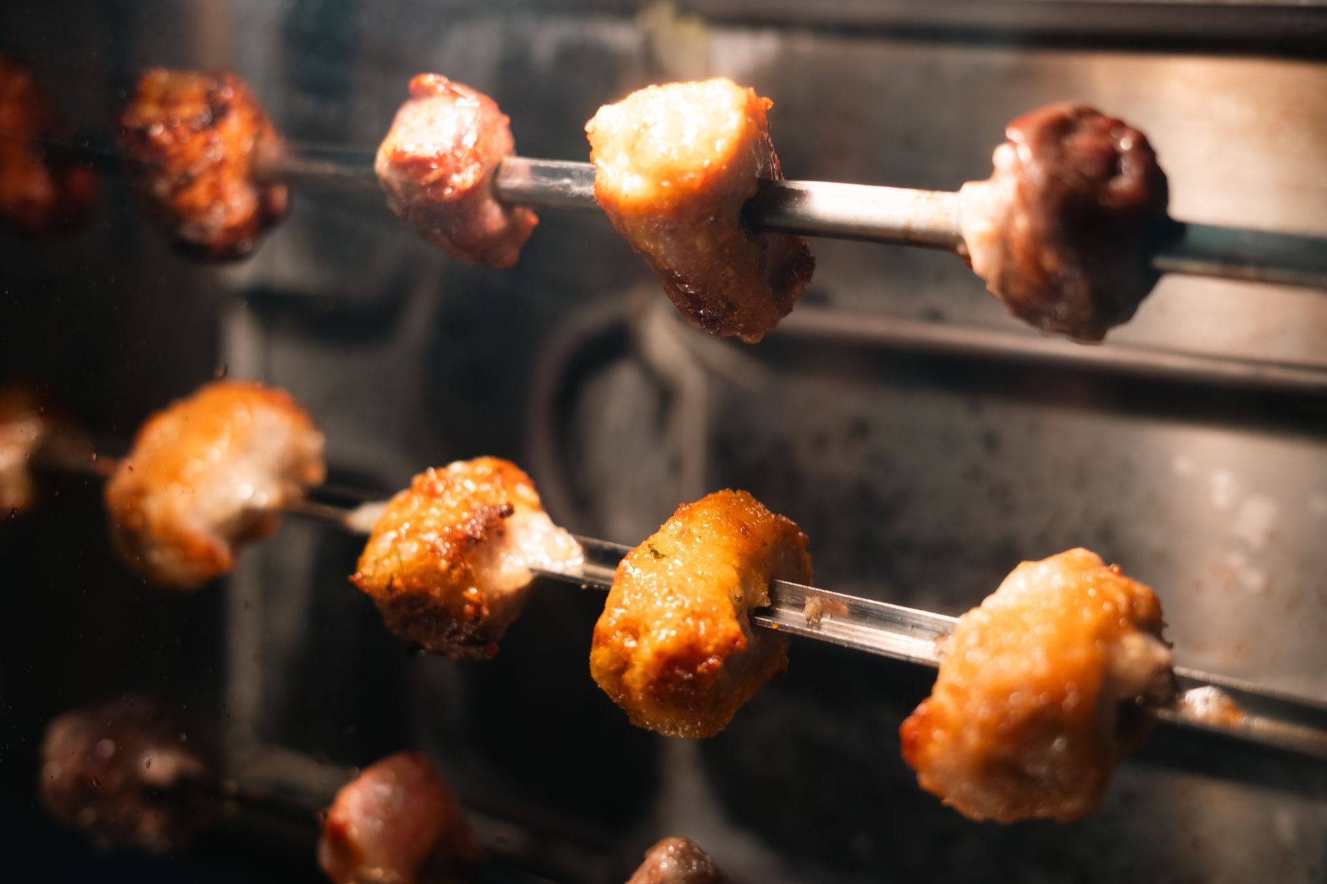 Interno di un bar dai colori vivaci con TV, menù, bancone e tavoli. Arredamento con la scritta 