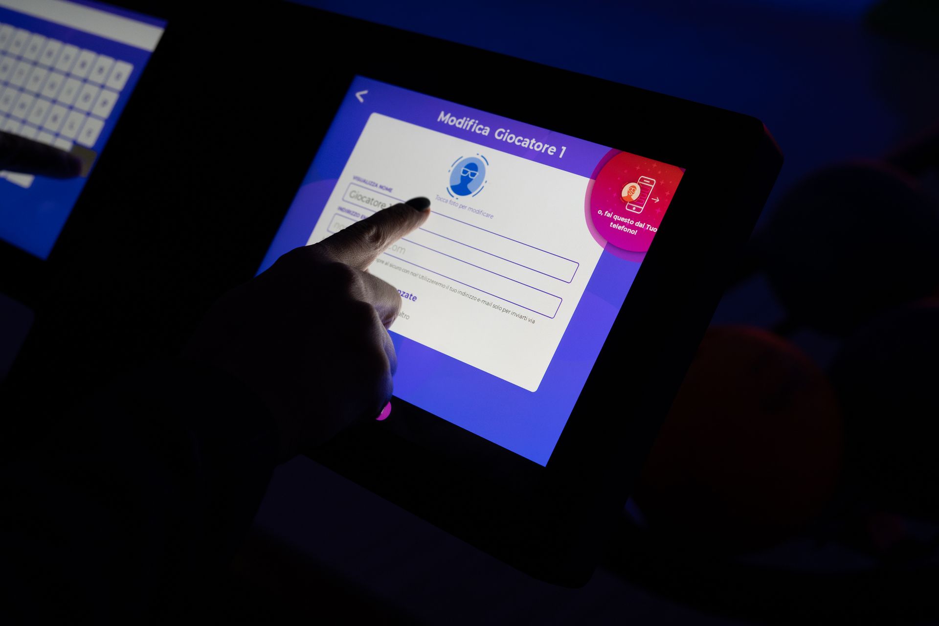 Pista da bowling fosforescente con birilli e piste al neon, insegna QubicaAMF.