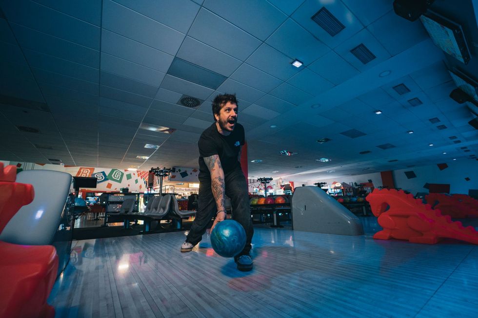 dipendente che partecipa a un evento di bowling aziendale a Milano