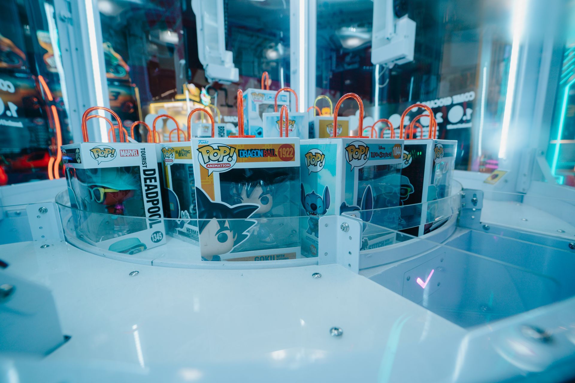 Interno di una pista da bowling con file di corsie, posti a sedere, tavoli e schermi.