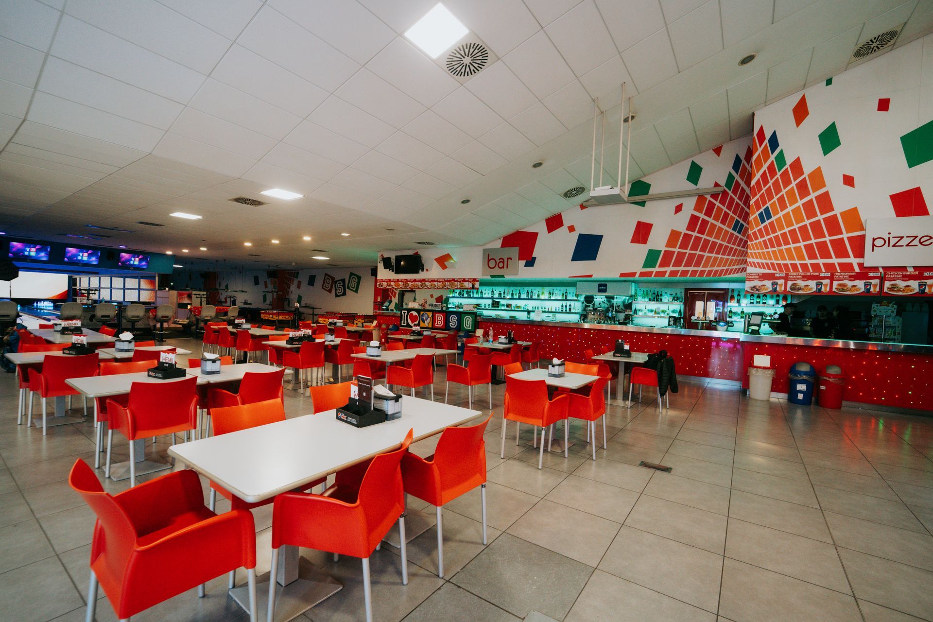 Sala giochi e pista da bowling con giochi e piste ben illuminati.