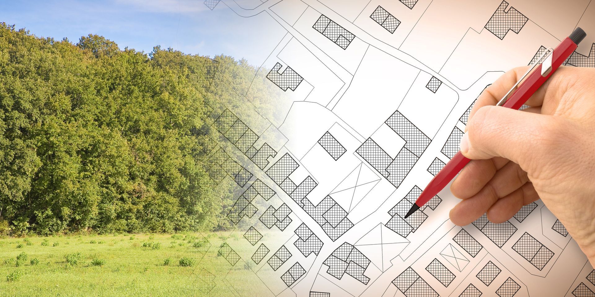 una casa bianca con un tettoia in legno