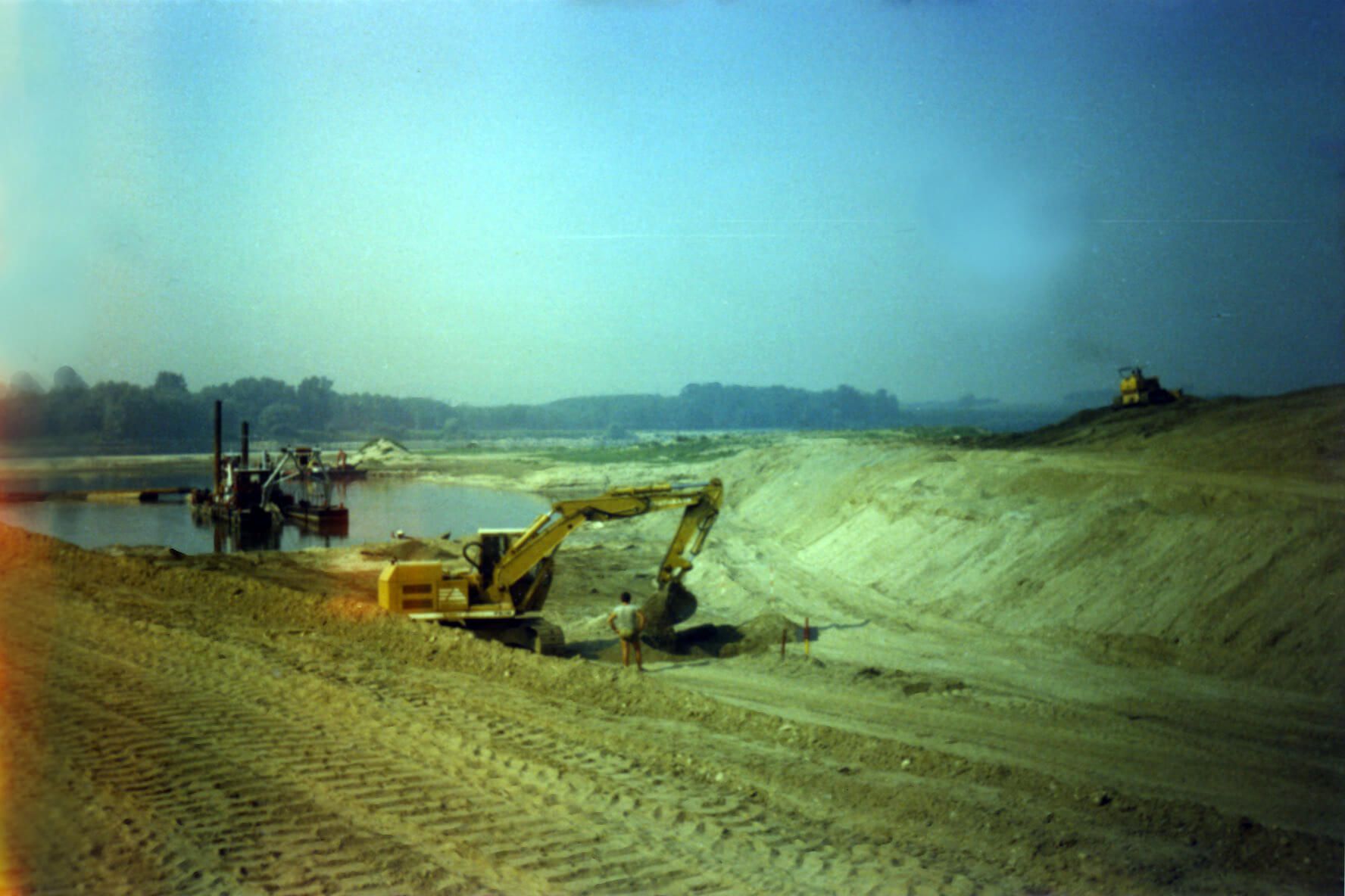 Macchina escavatrice esegue uno scavo