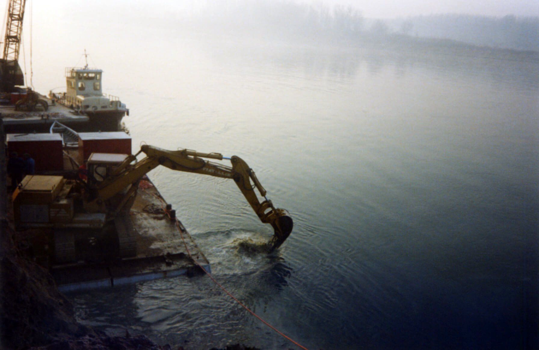 Operazione di consolidamento di un argine fluviale