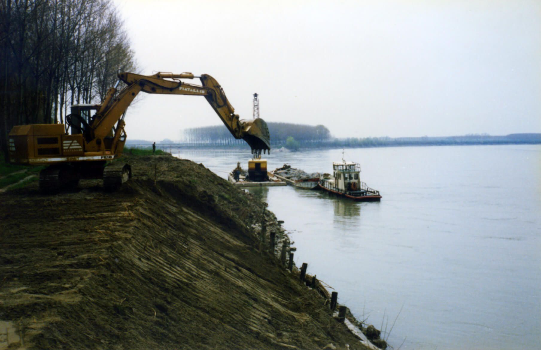 Lavori sull'argine di un fiume
