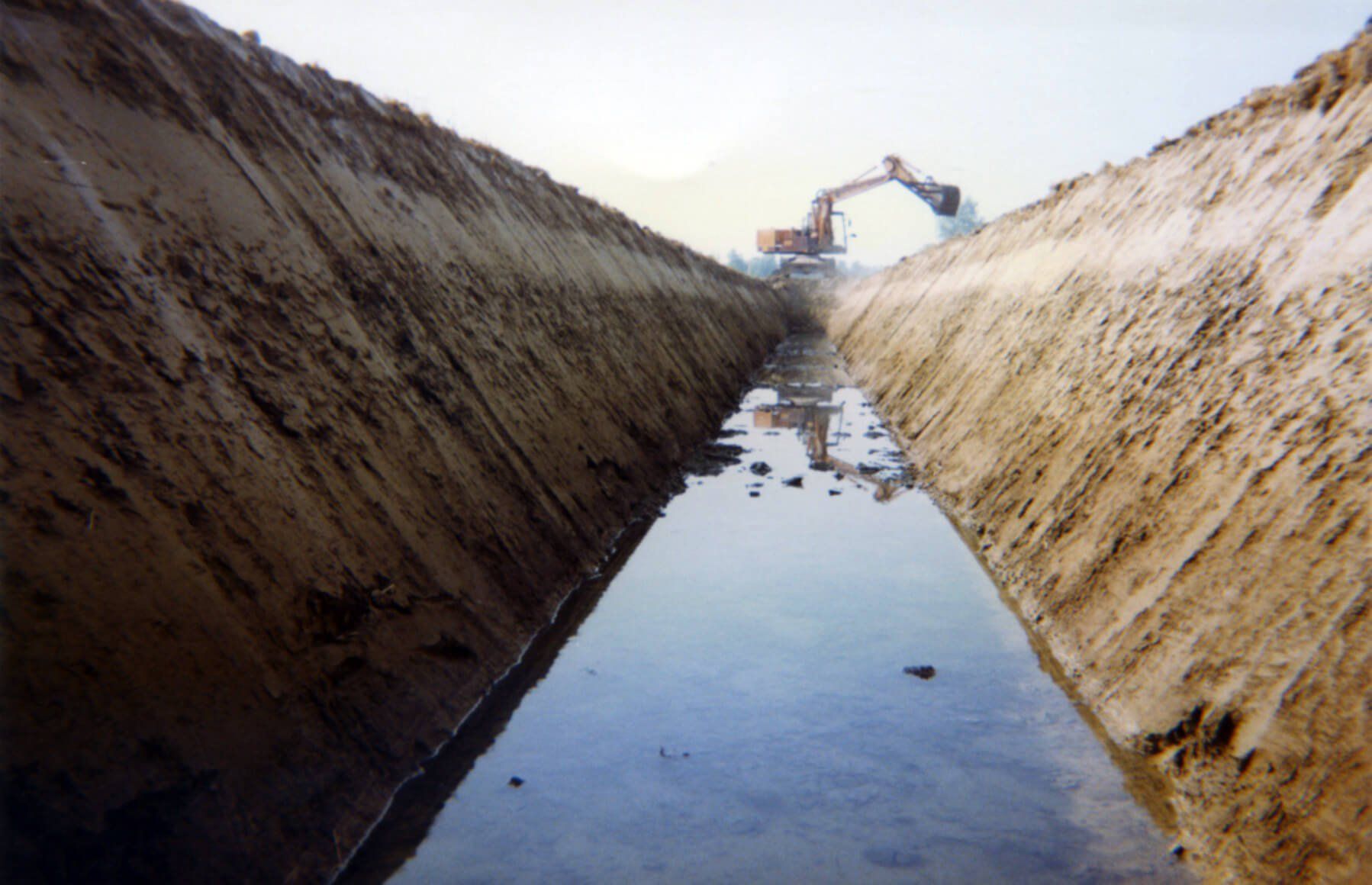 Scavo di un canale irriguo
