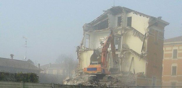 Demolizione tradizionale di un edificio