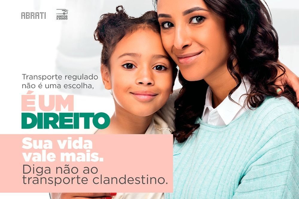 Mãe e filha sorrindo, defendendo o transporte regulamentado. Texto: