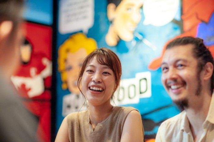 二人の女性がバーで一緒にビリヤードをしています。