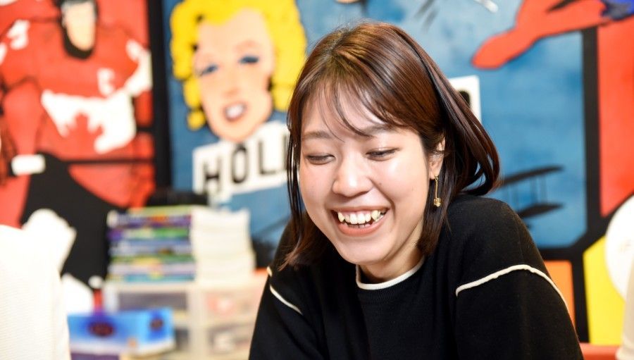 英会話スクールでリラックスして英語を学ぶ女性生徒