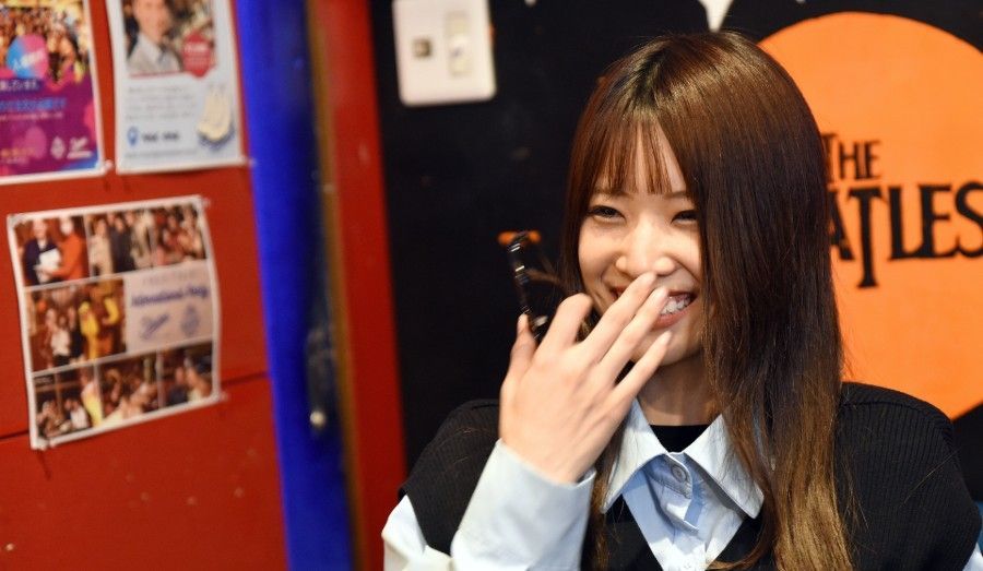 英語での会話を楽しむ英会話スクールの生徒