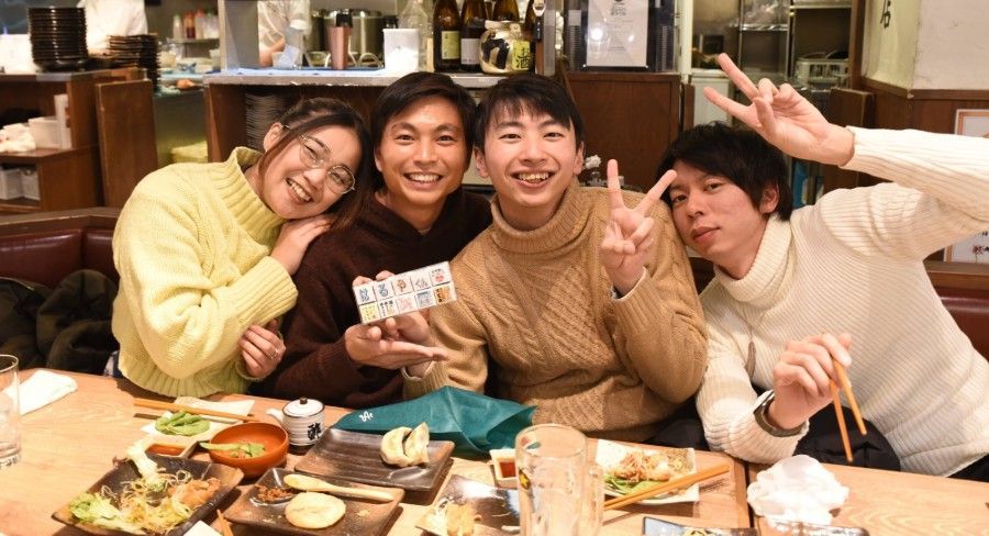 レストランで食事を楽しみながら会話する若い友人グループ