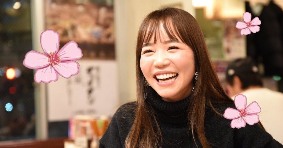 桜のイラストとともに笑顔で会話する女性