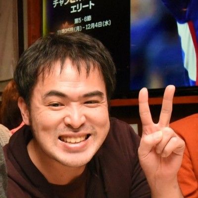 man smiling and making the peace sign with 2 fingers